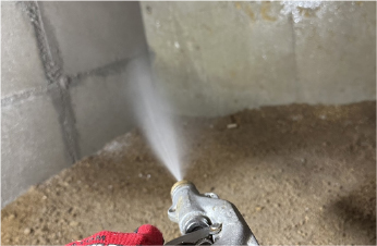  床下土壌全面、基礎、束石に、薬剤を散布